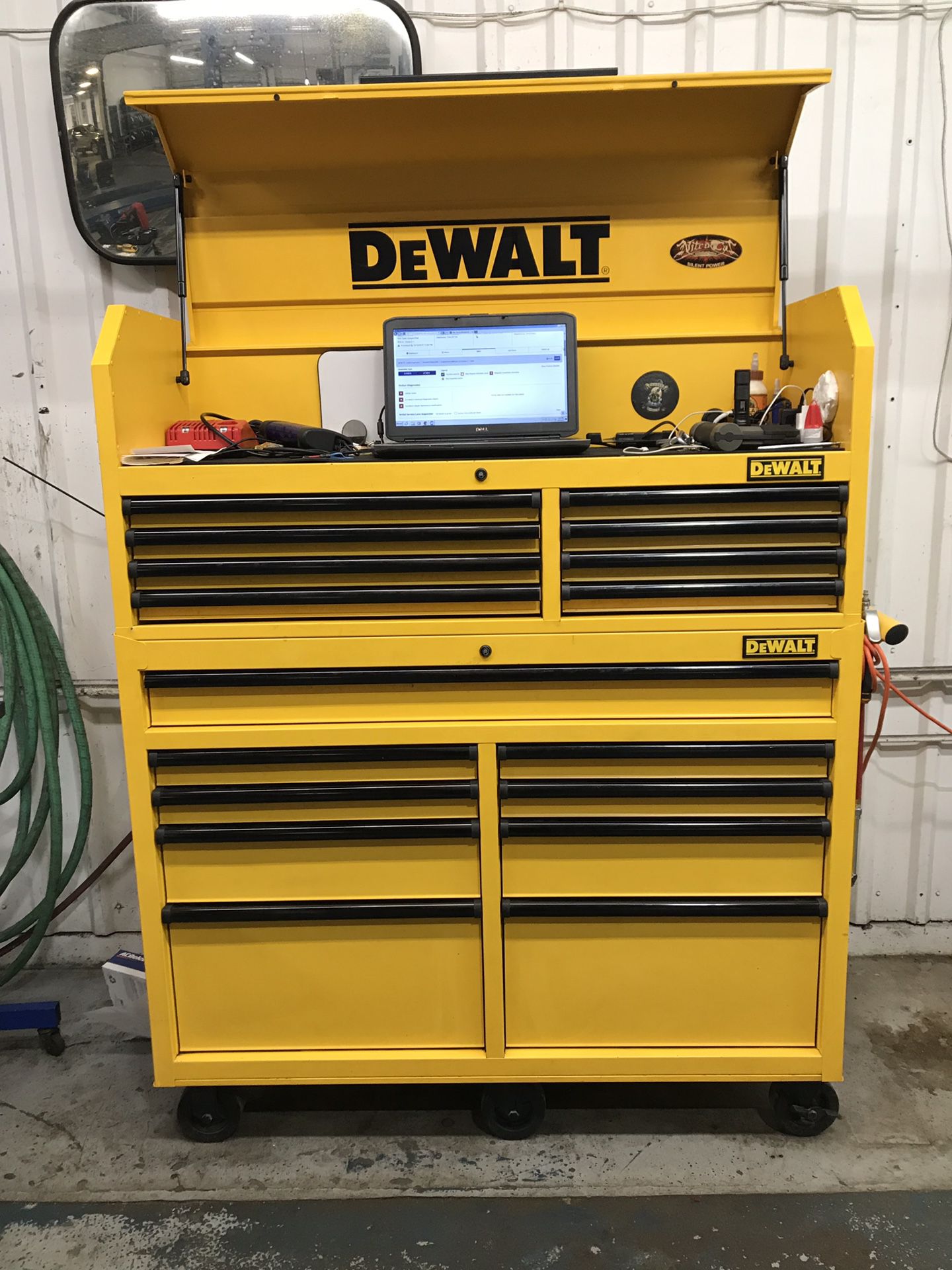 Dewalt tool chest with keys!