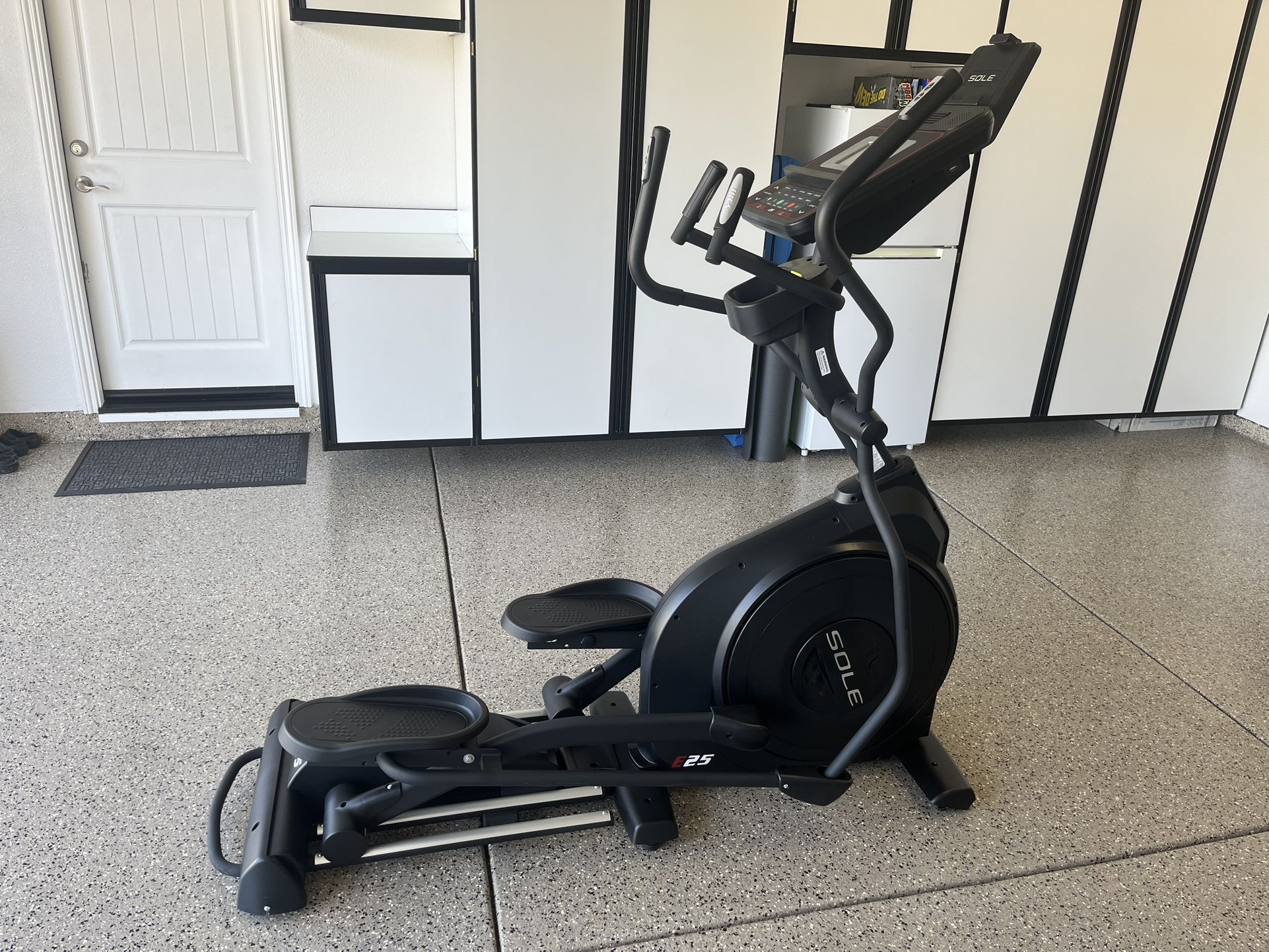 SOLE E25 Elliptical Trainer