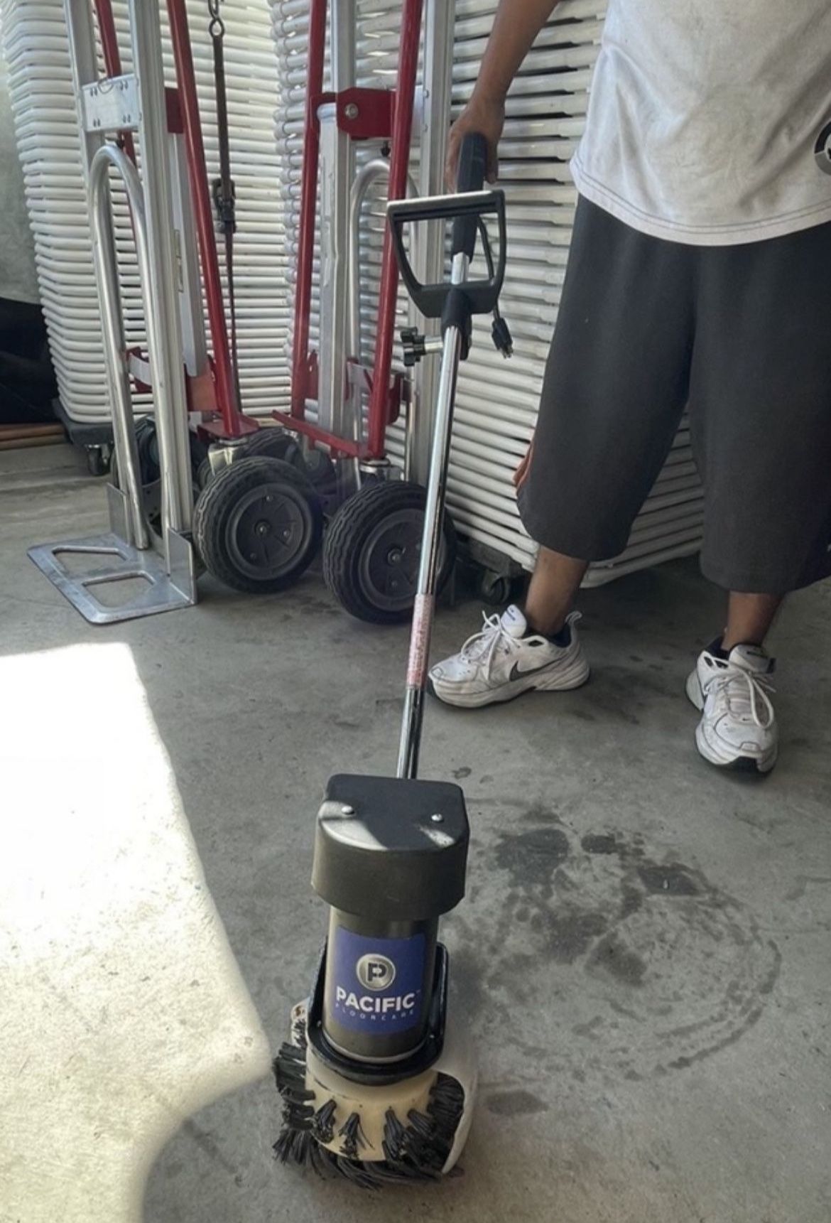 Pacific FM MW Edge scrubber Floor Machine