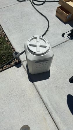 Dog food storage bin