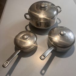 STAINLESS 6 PIECES OF POTS WITH COVERS 