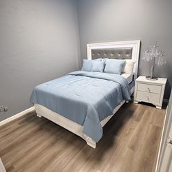 4pc white with silver pc queen set with LED