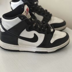 Nike Dunk High en color negro/blanco.