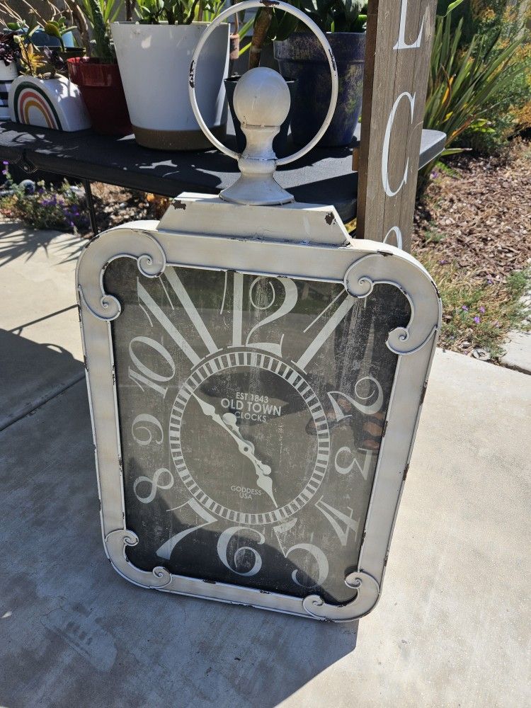 Large Clock. Pick Up