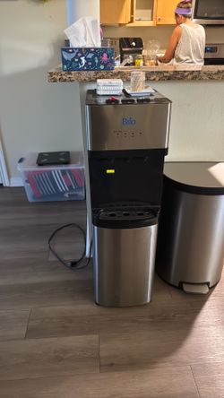 Brio water machine and jugs
