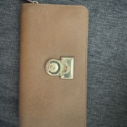 BROWN MICHEAL KORS WALLET. 
