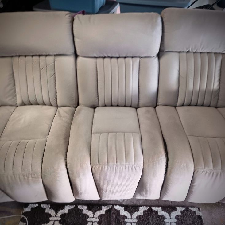 BEIGE RECLINING COUCH (FREE(