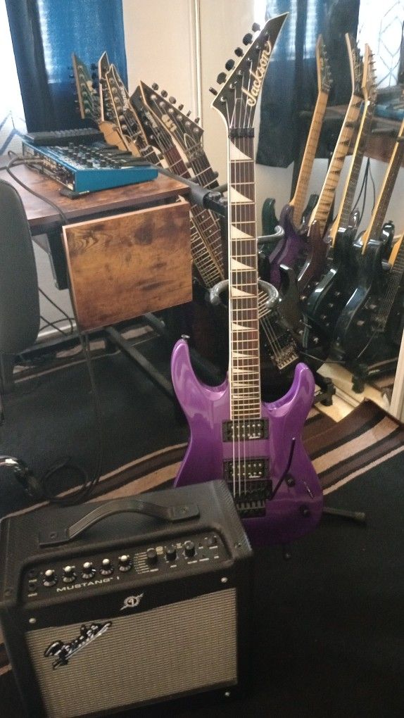 Jackson JS32 DKA Dinky Amaranth Fingerboard Pavo Purple & Fender Mustang 1 Amp