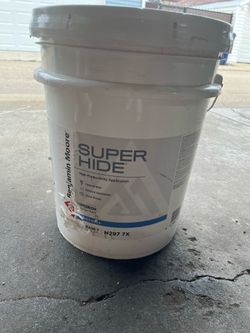 Benjamin Moore creamy white color 5 gallon