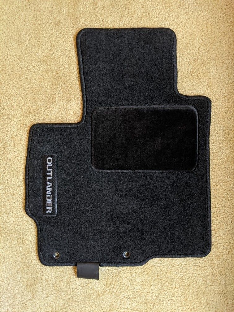 Mitsubishi Outlander carpeted floor mats