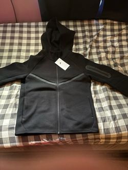 Black large nike tech(BRAND NEW)