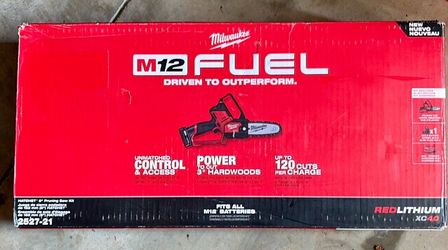 Milwaukee FUEL M12 6” Hatchet Pruning Saw Kit