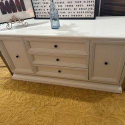 CUTE TV STAND AT PICKY PINCHERS 5289 SEMINOLE BLVD ST PETE OPEN NOON TO 4 Pm FREE DELIVERY 