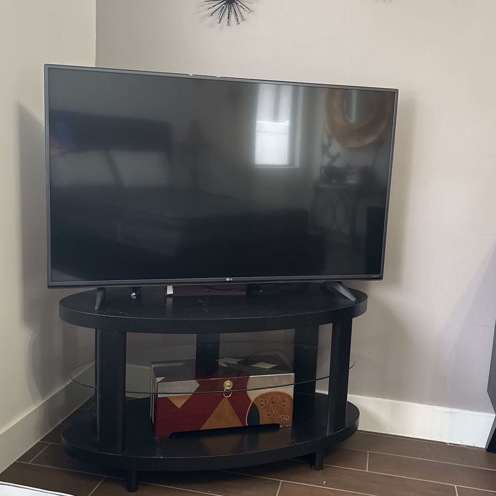 Reduced ✅LG Color 55 Inch TV With Free TV Stand!