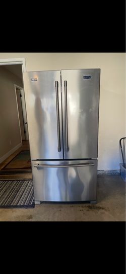 Whirlpool refrigerator with icemaker and inside door water dispenser