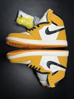 Air Jordan 1 Mid “University Gold”