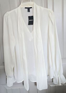 BEAUTIFUL~
BRAND NEW ~Forever 21~ Blouse features a crisp Ivory color, a v-neckline, and a stylish tie detail at the neck. Size: MEDIUM.