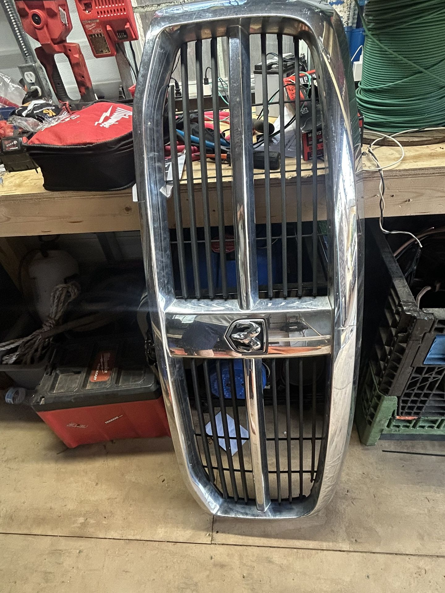 03-09 Dodge 2500 Grill