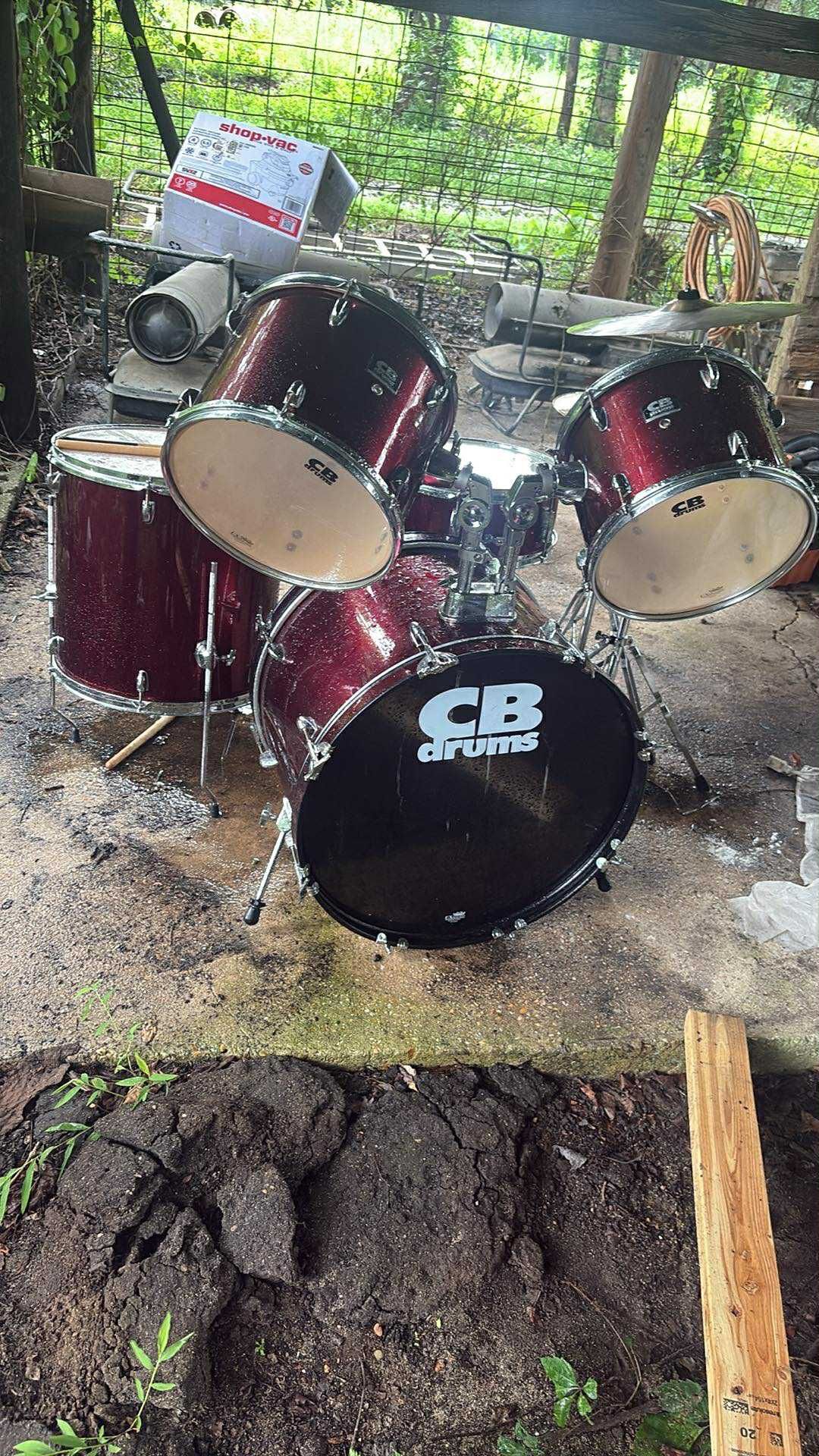 drums in good condition, four snare drums, two discs including baguettes and the affustable