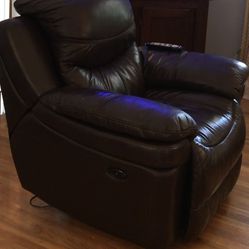 Recliner With Electronic Controls (Excellent Condition)