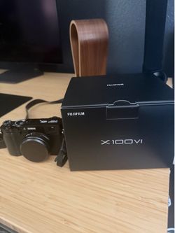 Like New Fujifilm X100VI (Black/Silver) - 2 Weeks Old - Low Shutter Count