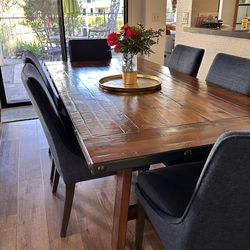Dining Room Table & Chairs