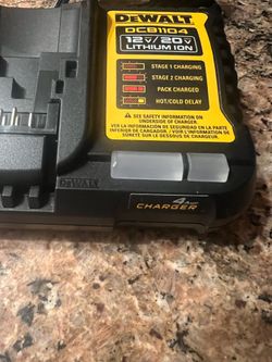Dewalt “ 4 AMP” Charger 🔌 DCB1104• New