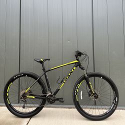 Giant Talon 2 – 29” Hardtail Mountain Bike – Large Frame - Men’s Bicycle Trail MTB Alumunium