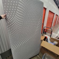 Sealy Posturepedic® Hybrid Lacey 13" Plush Mattress & Foundation