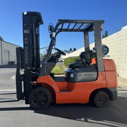2000 Toyota 6,000lb Forklift - 7FGCU30 - 3-Stage Mast - 72” Forks