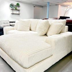 Lindyn Ivory 2pc RAF Chaise Sectional