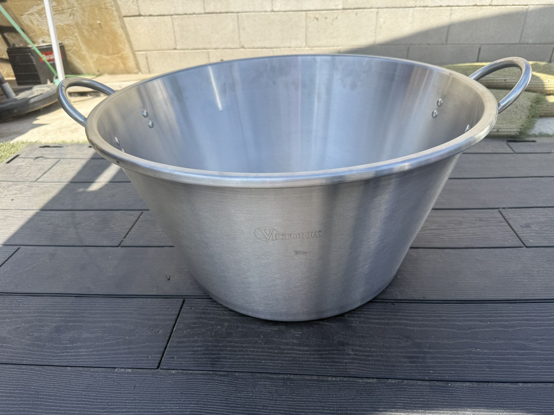 Grande Cazo para carnitas Nuevo.. new never used  25” inch wide  14” deep  Caserola redondo STAINLESS STEEL CONSTRUCTION