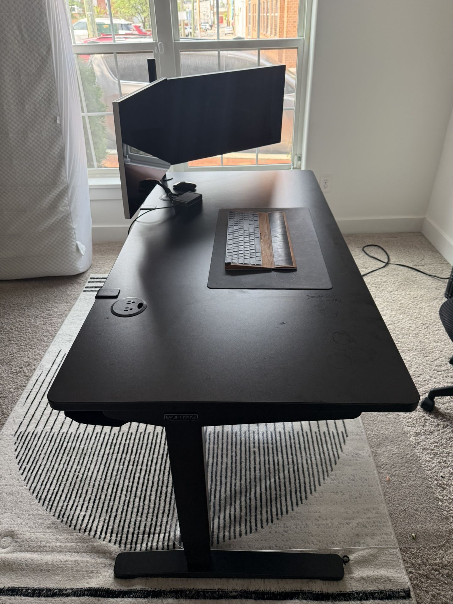Modern Uplift Standing Desk – Black Frame, Clean & Minimal Setup