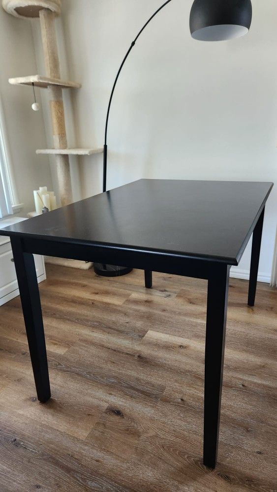 Alexa-Mae Dining Table