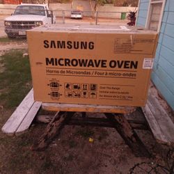Microwave Oven New Still In Box $120.00