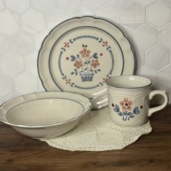 Brambleberry Cumberland Stoneware Set + Doily – Plate, Bowl & Mug (Vintage Country Floral)
