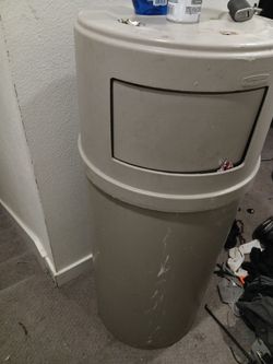 Commercial garbage can $40 like new located on Blackstone and barstow