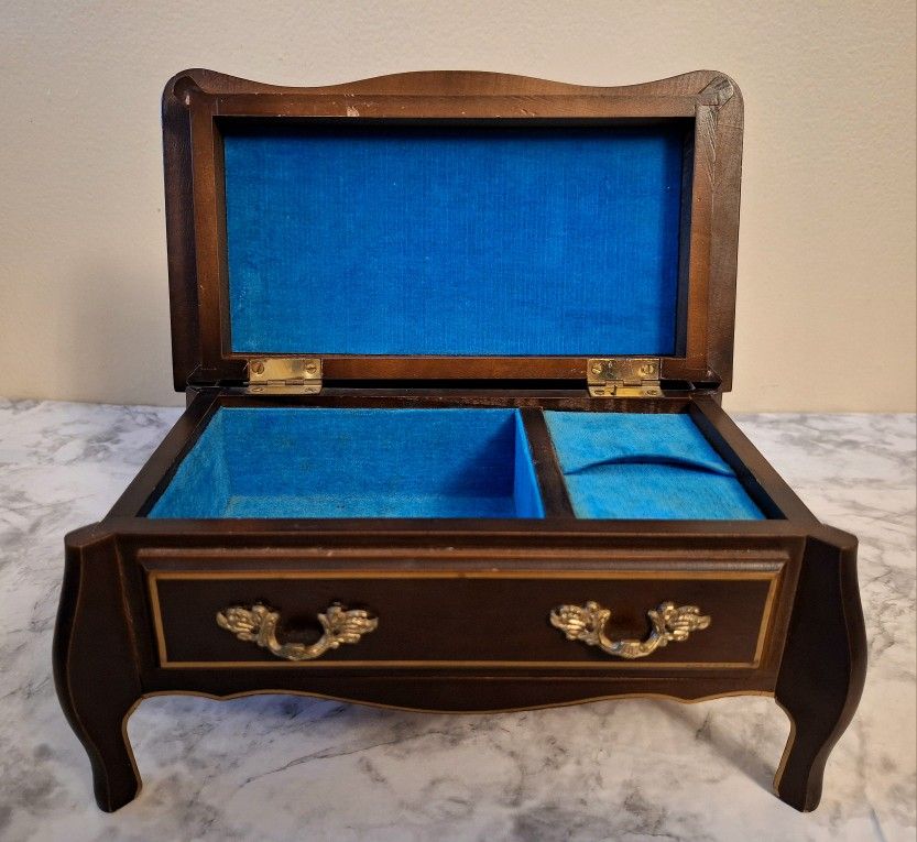 VINTAGE WOODEN MUSIC BOX - BEAUTIFULLY CRAFTED