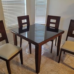 Dining Table with 4 chairs. Dining set great conditions!
