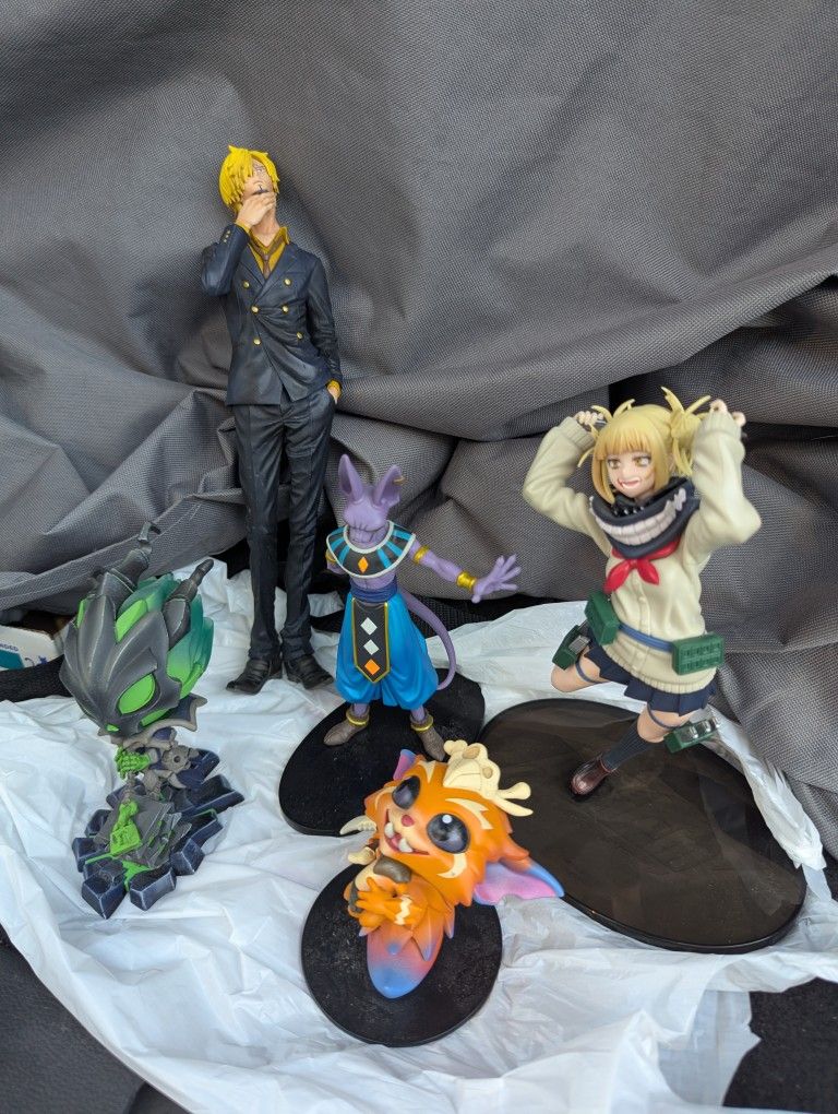 Anime/League of Legends Figure Lot