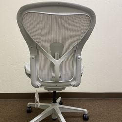 Brand New Herman Miller Aeron Remastered Size B Armless Conference Chair In Mineral 