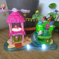 Hatchimals Colleggtibles Tropical Party Island Lights,Sounds Toy Playset With 10 Hatchimals,Like New