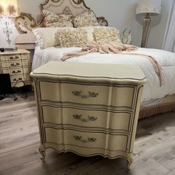 Vintage French Provincial Dresser GREAT FIND!!