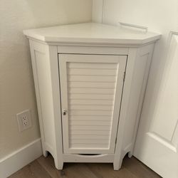 White Corner Cabinet – Great Condition