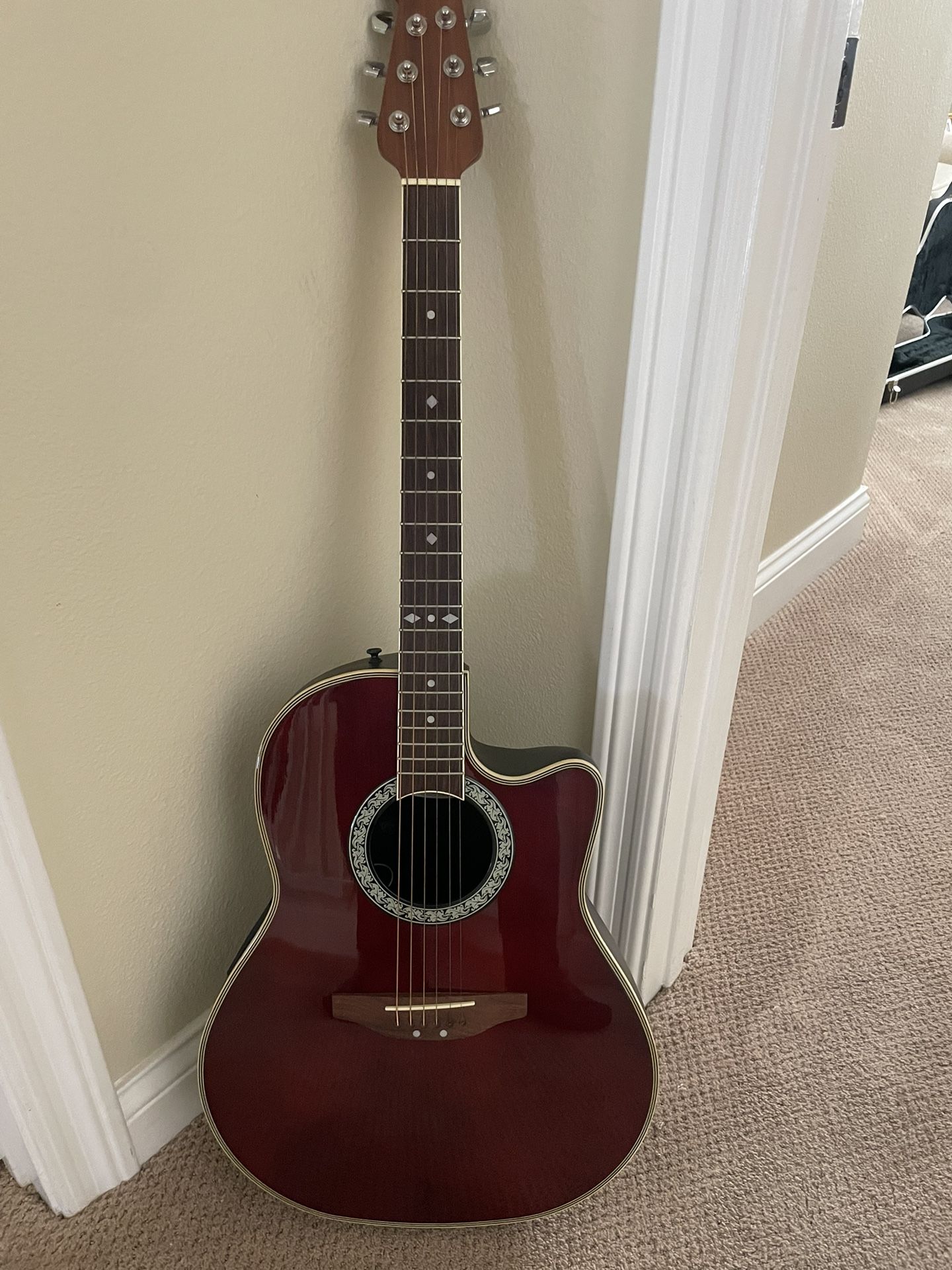 Beautiful Rare Vintage Ovation Celebrity CS 148 With OEM Ovation ABS Hard Case