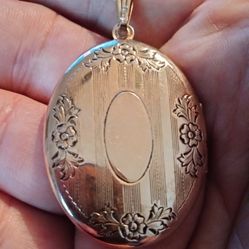 Antique Gold Plated Beautiful Gold Plated Engraved Flowers Locket w/Chain 