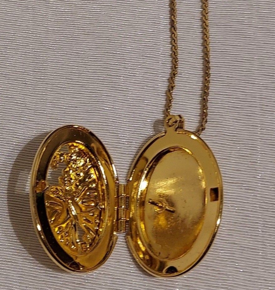 LOCKET PENDANT NECKLACE