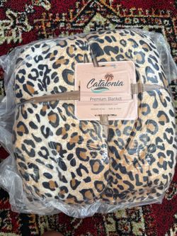 New Catalonia Queen-Size Sherpa Blanket – Cheetah Print