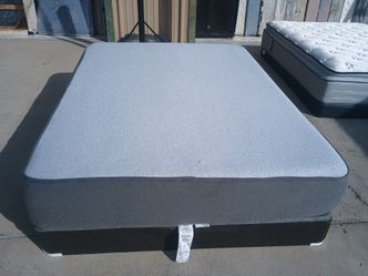 Queen Casper memory foam mattress and box spring