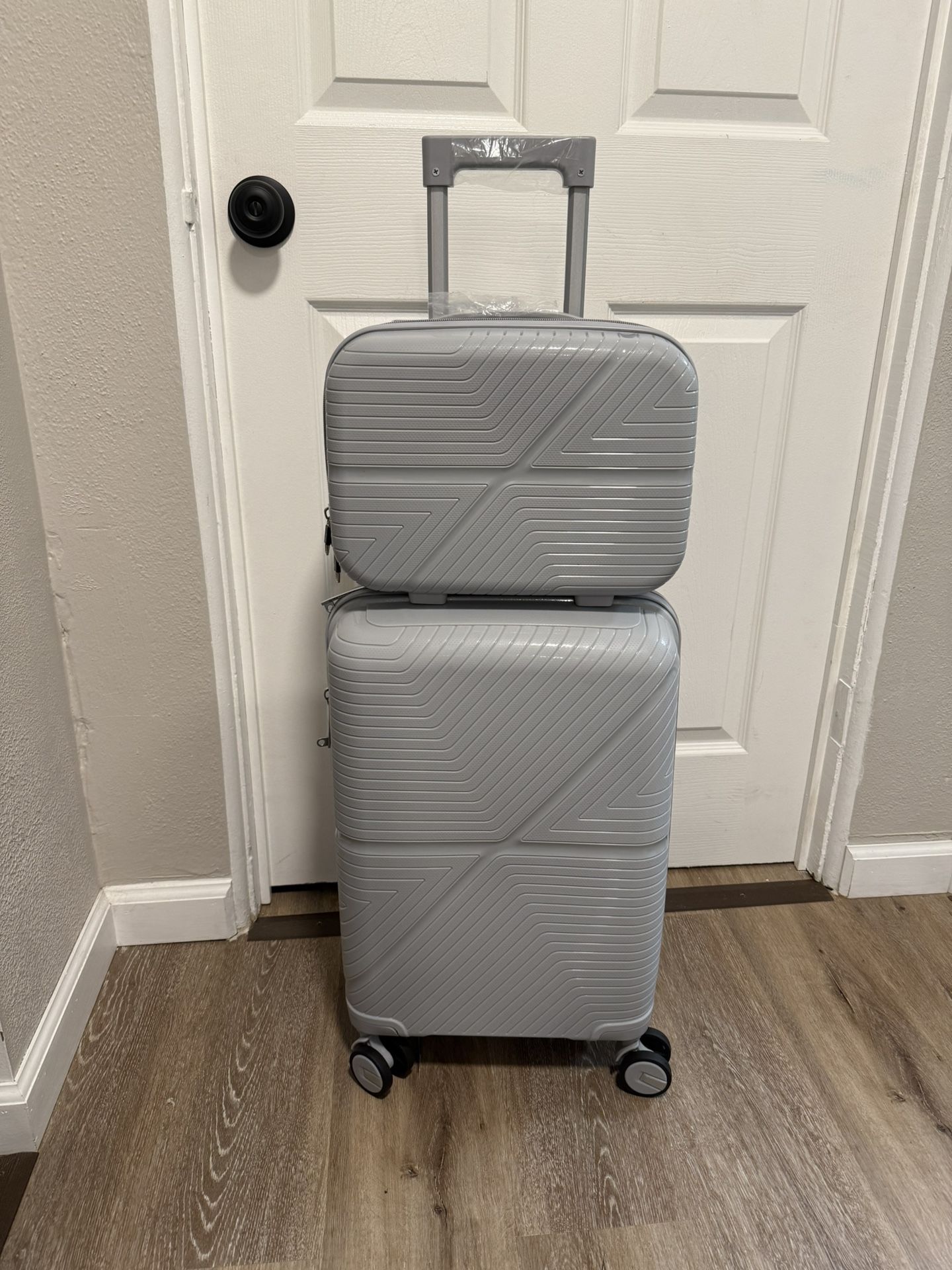 Carry on + cosmetic case (20”-13”)